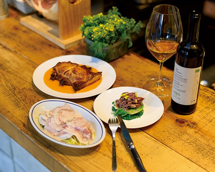 真鯛のパイ包み1566円、ハムキャベツ700円。シチリアのオレンジワイン、スケッタ918円などワインは約100種も。