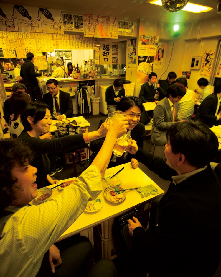 奥に立ち飲みスペー スも。毎月最終土曜は ダンスパーティー。