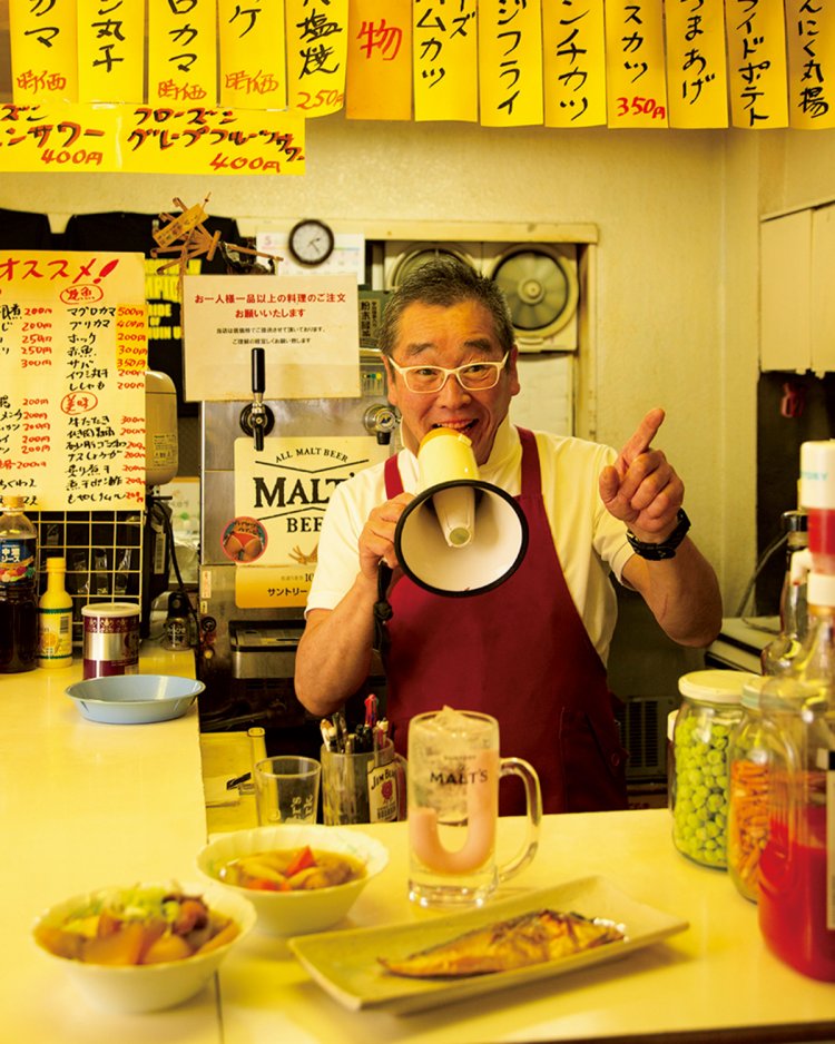牛すじ200円に玉子と豆腐を追加して300円、サバ350円。すぐ出せない料理はできあがり次第、拡声器で声がけ。
