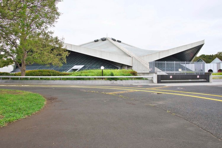 体育館は八角形の大屋根が印象的だ。