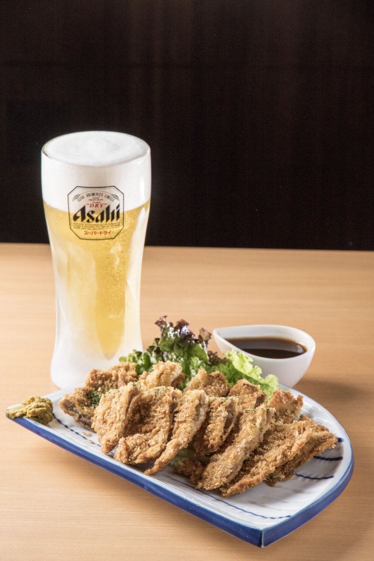 名物の紙カツは605円、スーパードライのグラス308円、ほかにシャリキン495円も。