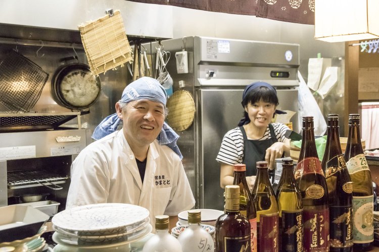 店主の鎌形浩一さんと奥さん。
