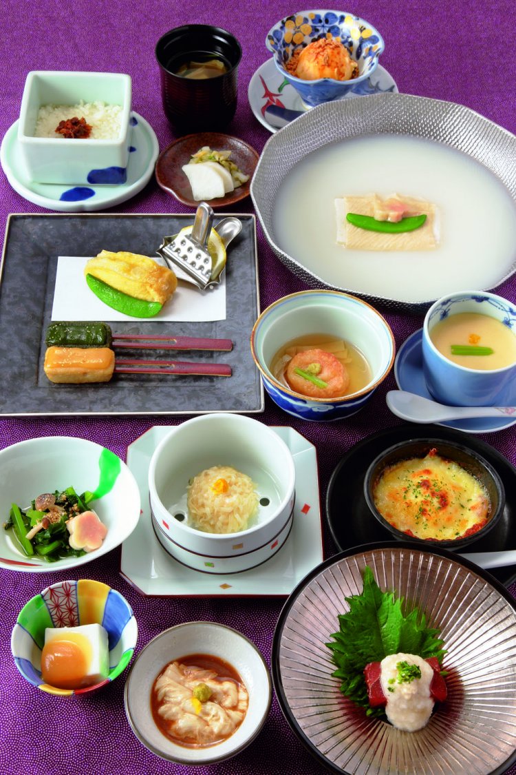 懐石梅の花コース。鍋物は湯豆腐のほか、湯葉、豚や和牛のしゃぶしゃぶなどから選べる。