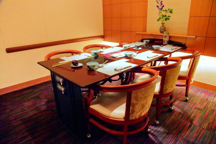 個室は2人用から10人程度の大人数用まで16室。そのうち6室で車いす可。