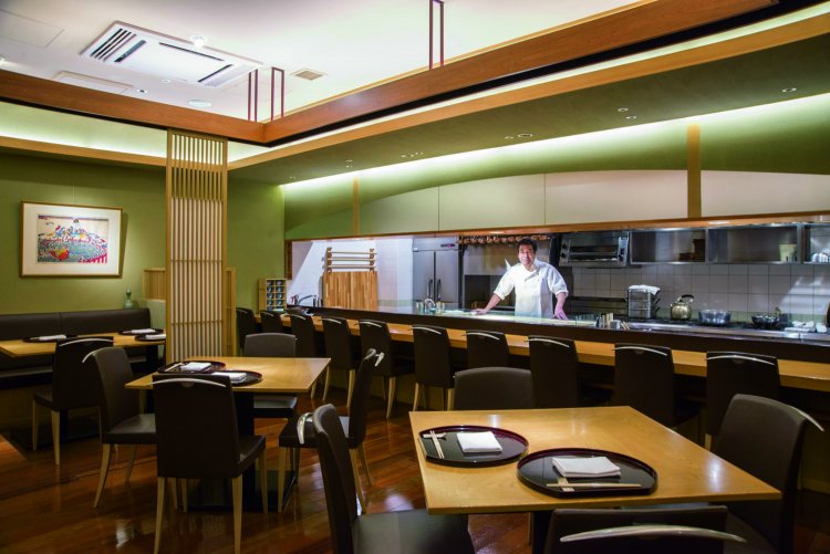 カウンター席、テーブル席のほか個室もあり。