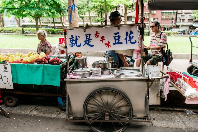 豆花（豆乳プリン）の屋台。
