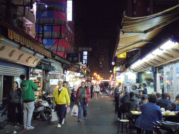 下町感あふれる夜市。