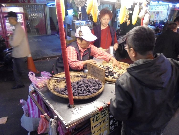 黒いのは、日本ではなかなか目にすることのない「菱の実」。栗みたいな食感でおいしい。