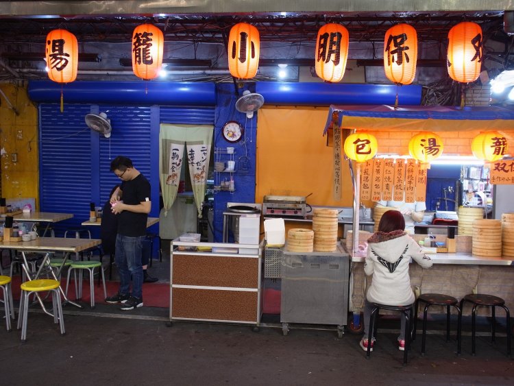 ローカル感ただよう屋台が並ぶ。