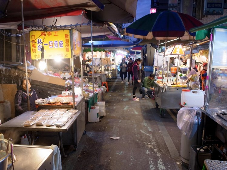 市場の通りはかなり狭くなっている。