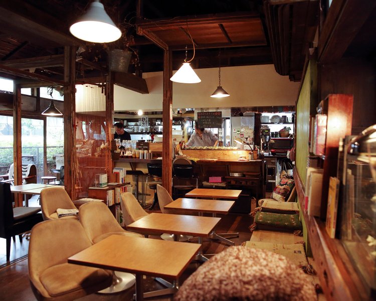 静かな平日午前と夕方がおすすめ。