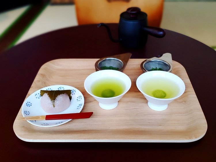 煎茶2種飲み比べセット1000円、道明寺桜餅240円。