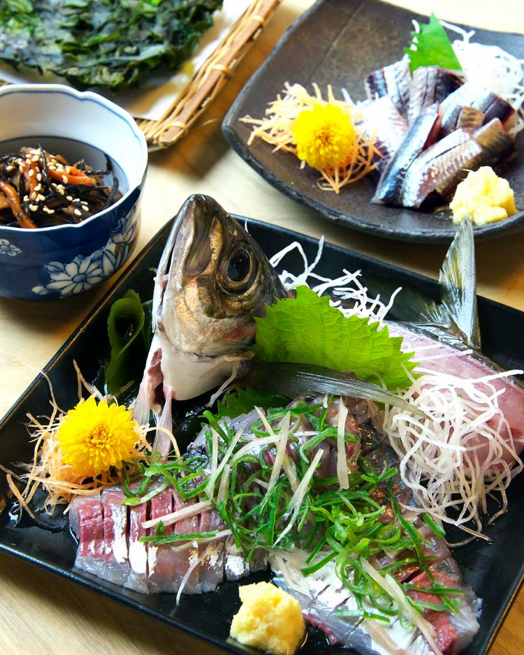 はばのり605円、江の島ひじき煮605円、アジ刺身1000～1200円（写真は２人前2000円）。イワシ刺身700円。