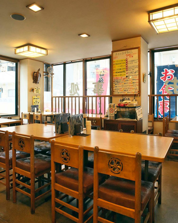 その日入荷の魚は店内に手書きで表示。