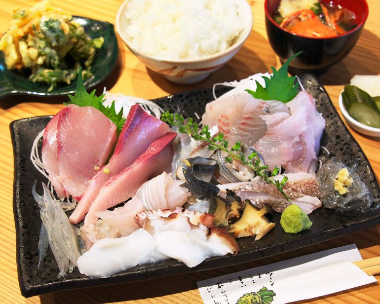 7種類以上の魚介が並ぶ刺身定食2500円。湘南産の蒸しアワビも柔らかく、仕込みの丁寧さがうかがえる。天ぷら付き。