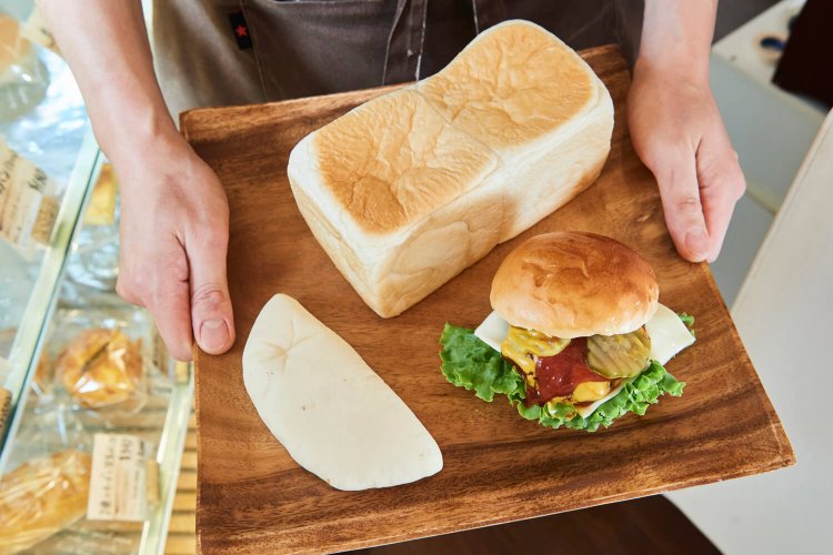 上から時計回りに、パン・ド・ミ410円、チーズバーガー360円、和三盆カスタード白パン200円。パン・ド・ミは、小麦本来のおいしさを引き出している。チーズバーガーは肉厚のパテと大きめ野菜入り。