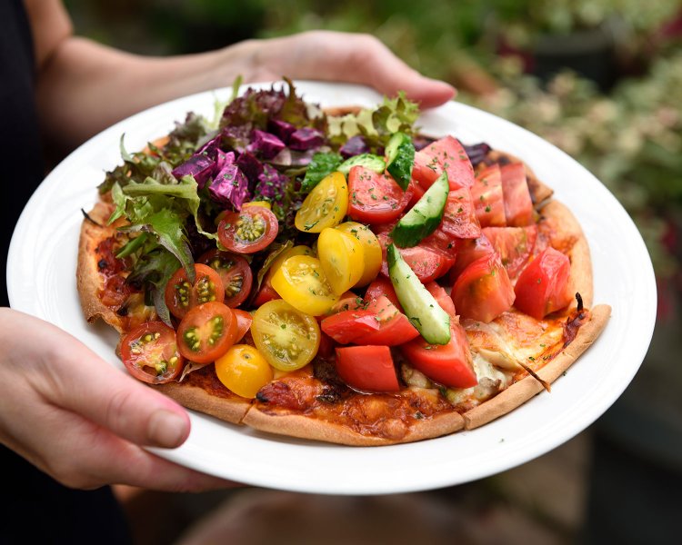 いしい農園オリジナルピザSサイズ1030円。