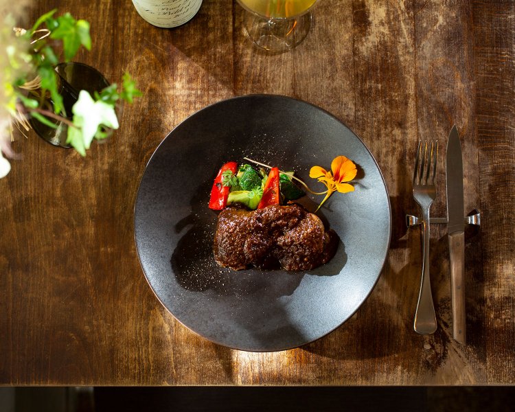 岩手産白金豚の煮込み2530円。