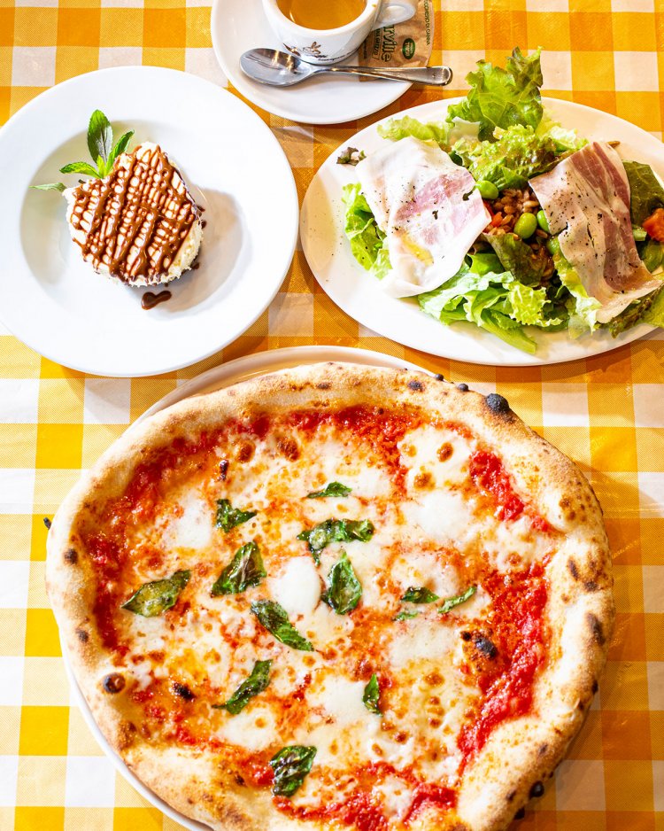 ランチは1300円～。 PronzoB1700円はサラダ、ピッツァ（写真はマルゲリータ）、ドリンク、ドルチェ（ティラミス）付き。