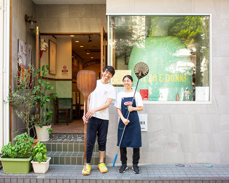 「窯のピザ屋さんって呼ばれてます」と、吉川夫妻。2017年7月より営む。