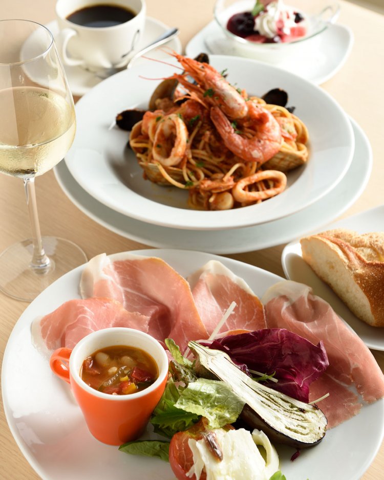 ランチ2160円（市川野菜のスープ、生ハム、パスタなど）。