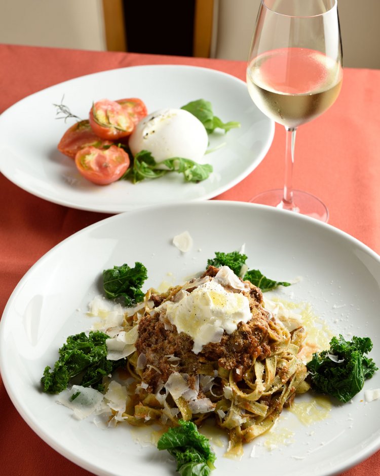 ケールを練り込んだタリアテッレのミートソース アルポンテ風1728円。