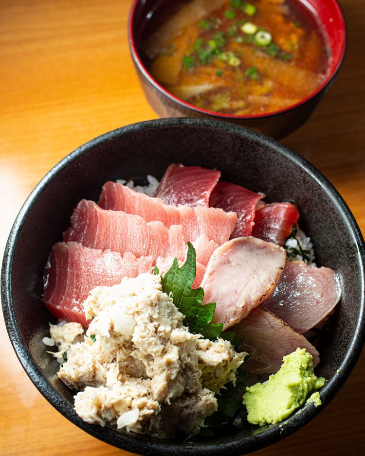 本まぐろオールスター丼1575円は、 脳天、中トロ、赤身、手造りツナのせ。まぐろ汁220円は平日昼、無料。