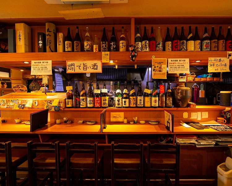 地酒も豊富。｢燗酒は夏もマグロに合いますよ｣。