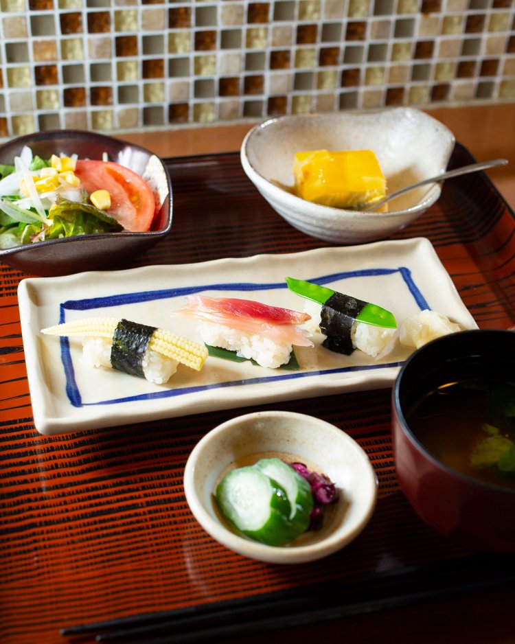 Aセットは、ごはんか野菜すし3貫を選んで。味噌汁、サラダ、香の物、デザート付き。