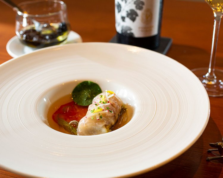丸ナスとシマアジのマリネ じゅんさいとトマトのジュレは爽やかな白と。 ワインはグラス660円～、ペアリング3300 円～。