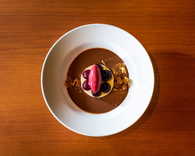 デザートのアメリカンチェリー。サプライズが待つ。