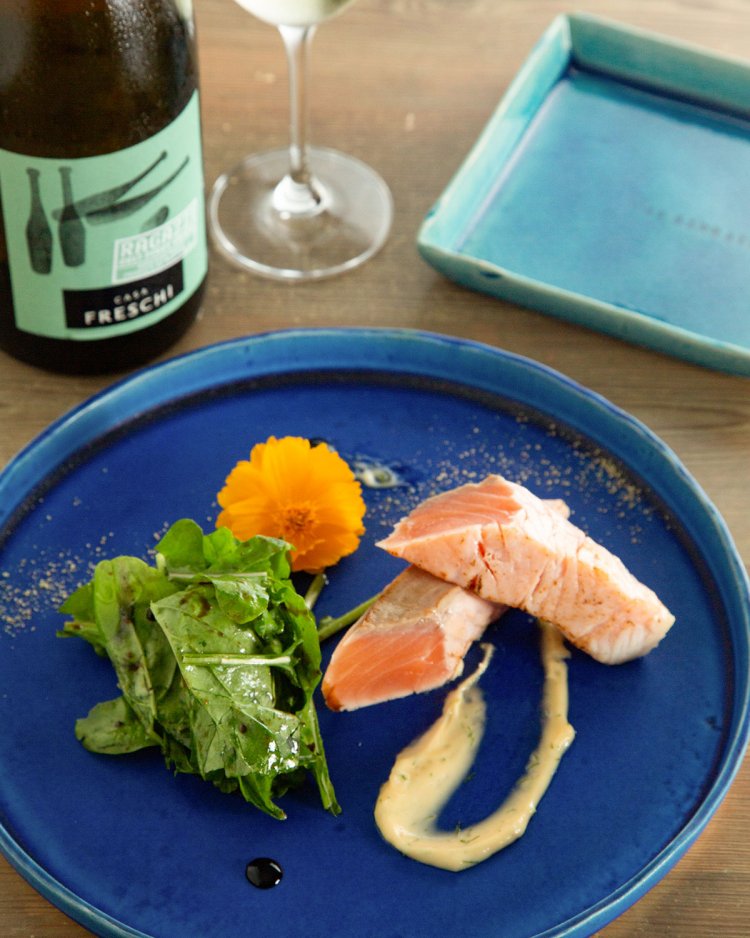 軽くあぶったタスマニア産サーモンのマリネ　フレッシュハーブとディルマヨネーズ1300円。