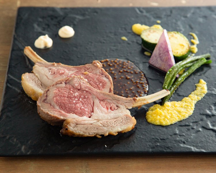 ラムチョップのオーブン焼き2本2400円は、臭みが少なく旨味がたっぷり。