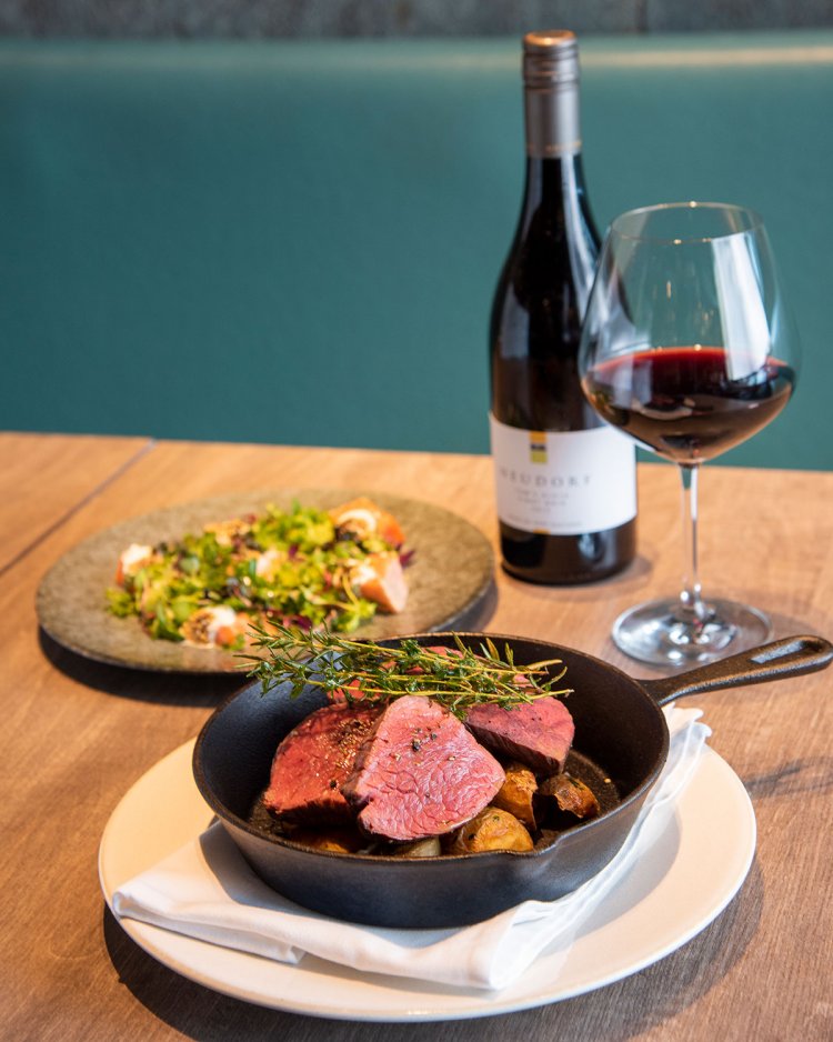 鹿フィレ150g3600円と牧草牛フィレ150ｇ3900円のグリル2種盛り、 ORAキングサーモンのマリネ1800円、グラスワイン900円～。