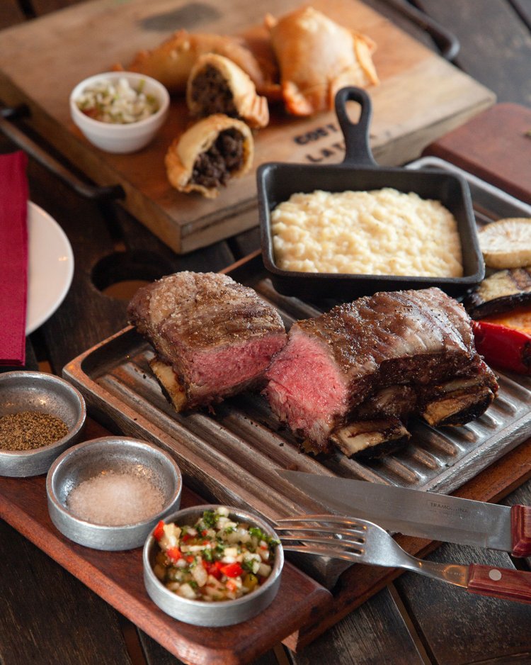 コスティーリャ（骨つきリブ）600ｇ4750円とエンパナーダ2個880円。