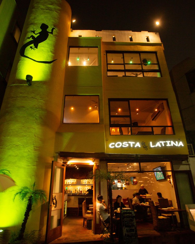 大きなロゴが目印。1階はテラス風。屋上にも客席 があり、夏場はとくに人気がある。