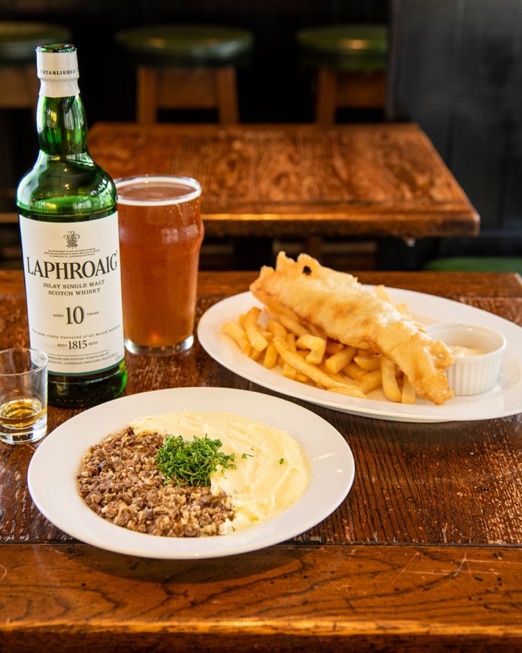 ハギスL1200円はスコッチをかけて。フィッシュ＆チップス L1500円、ブラックアイルの ペールエールL1400円。