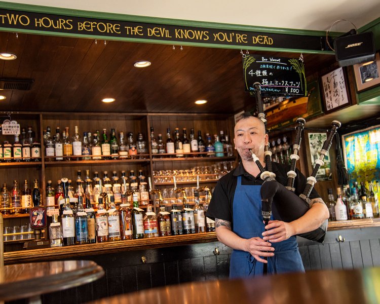 小貫さんはバグパイパーでもあり、時に店内で演奏することも。音色の多彩さ、迫力に驚く。