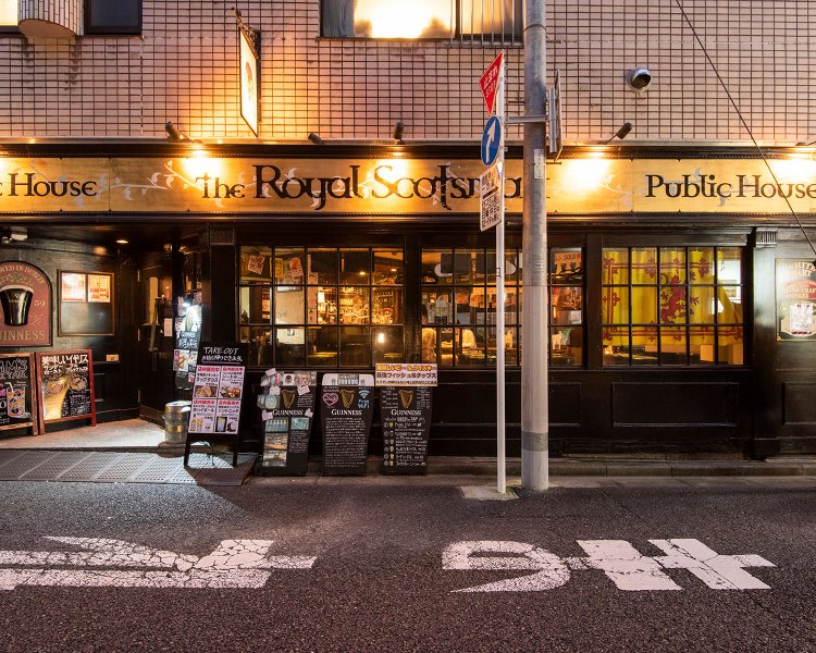 神楽坂の路地裏にあり現地感を漂わす。