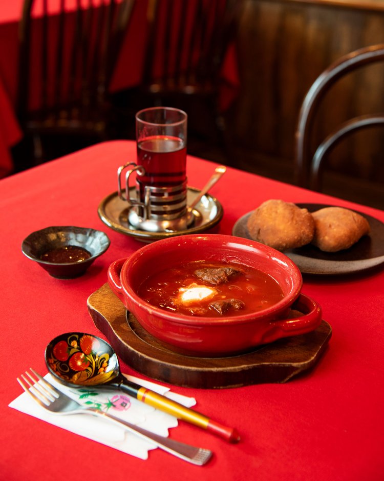 ボルシチ1400円、ピロシキ各330円、ロシア紅茶（いちごジャム付き）550円。ランチなら1800円（ピロシキ１種）。