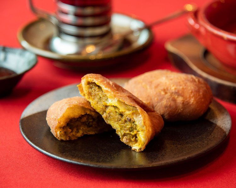 ピロシキは5種から選んで。写真はスパイシーなかぼちゃ。独創的なあんこにも惚れる。