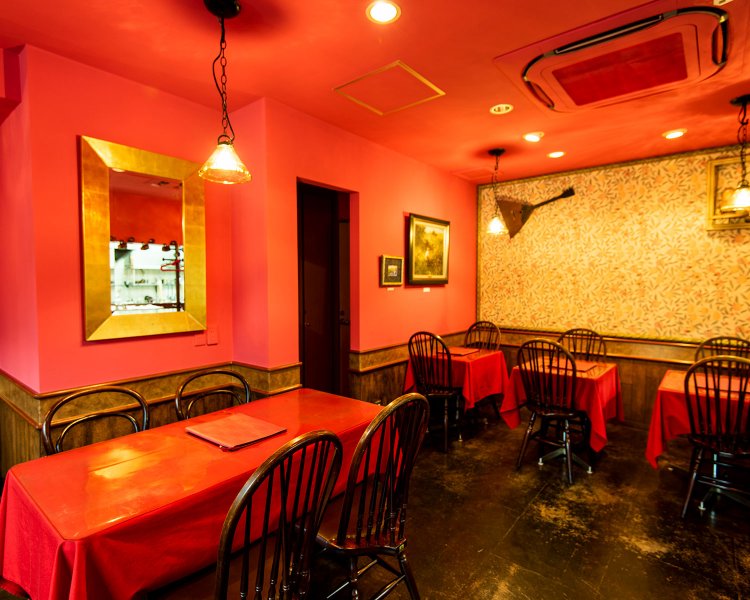 ローズティリアン色の壁や天井が印象的。