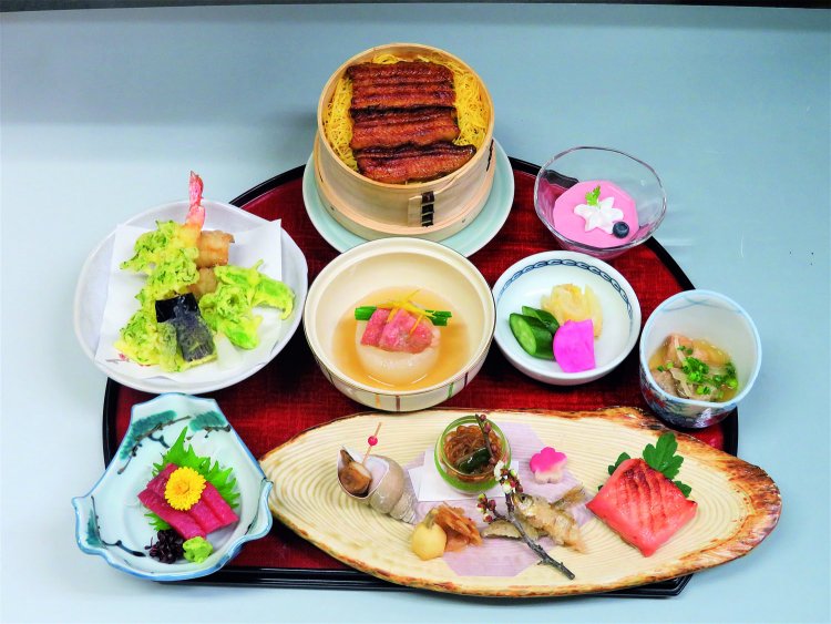 うなぎのせいろ蒸しが付いた花ごよみ4950円（※仕入れにより内容は変更あり）。