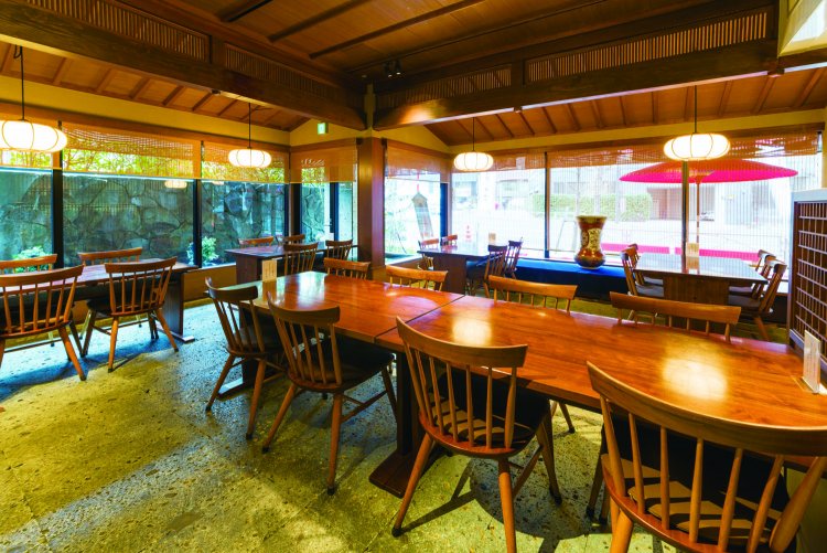 フラットでゆとりのある店内。外の池の巨大鯉にも注目！