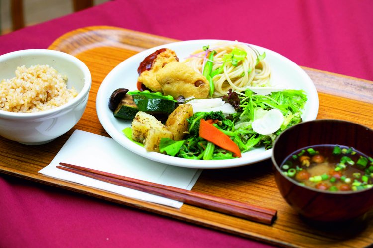 何度でもおかわりOK！　玄米ごはんと味噌汁も付くランチバイキング1550円。