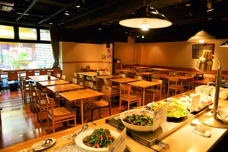 テーブルは店内のほか、テラス席もある。ベビーカーの利用も多い。