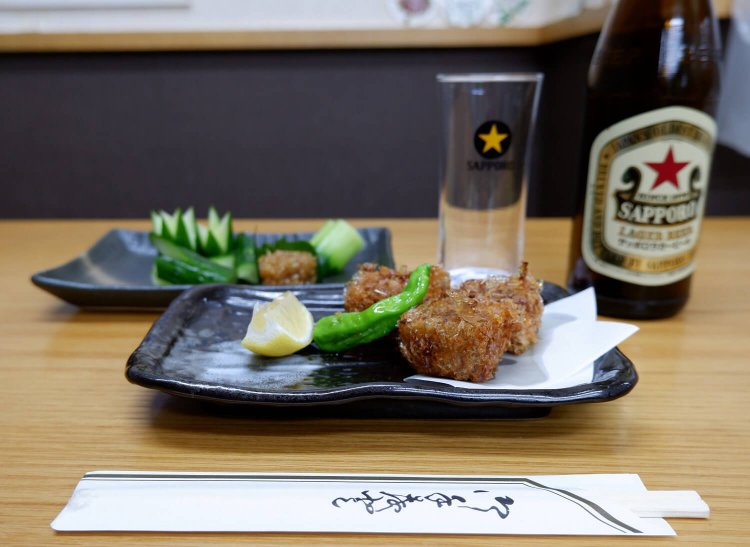 コンニャクの土佐揚 550円、モロキュー 418円、瓶ビール 605円