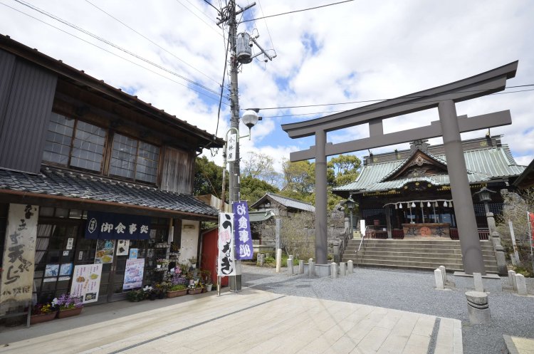 創業は社殿再建の翌年。八幡宮稲荷神社は店のあたりにあったとか。