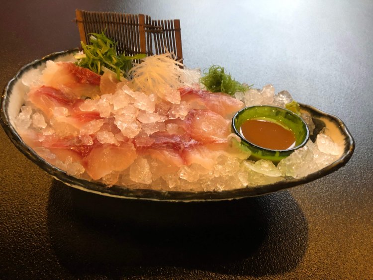 コリコリした食感の天然フナ（入荷時のみ）やコイのあらい660円。