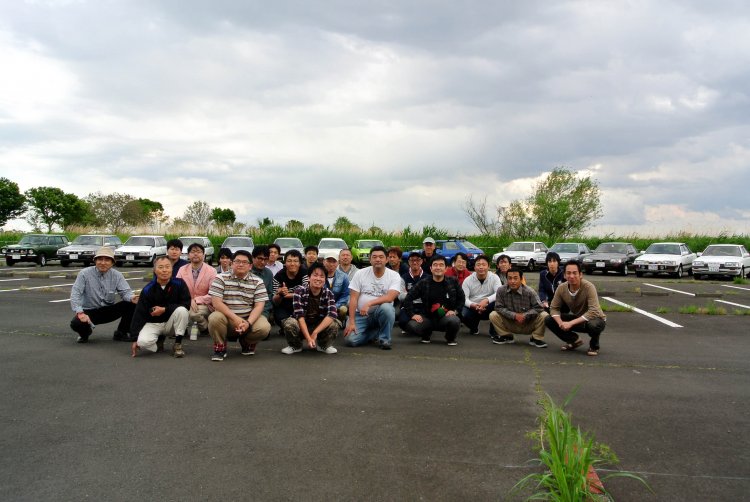 春秋に集まるレオーネオーナーズクラブ。広い敷地はオフ会に便利。